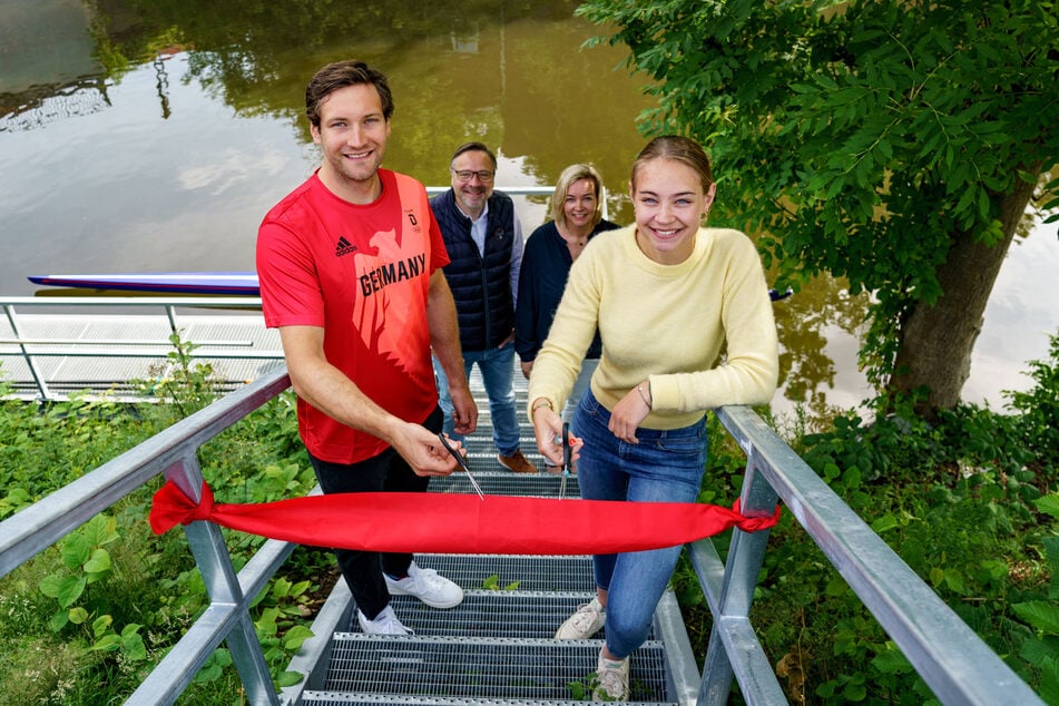 Der Olympionik und Ruderer Tim Ole Naske (25, l.), Lea Clausen (r.), der Kaufmann Dirk-Uwe Clausen (hinten links) und seine Frau Kirsten weihen den Bootsanleger-Edeka in Hamburg Barmbek ein.