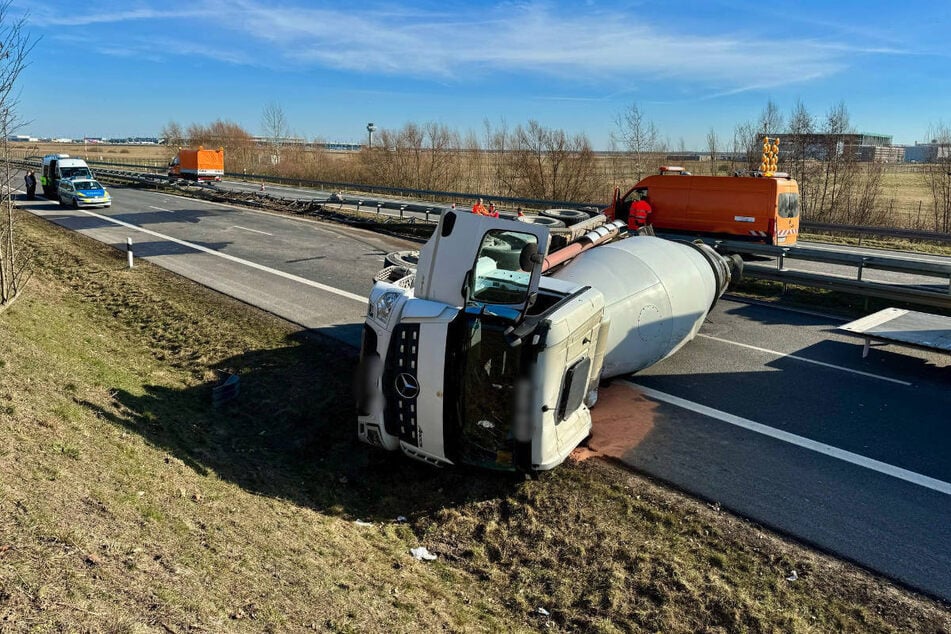 Nach der Kollision mit der Mittelleitplanke ist der Laster umgekippt und blockiert die gesamte Fahrbahn.