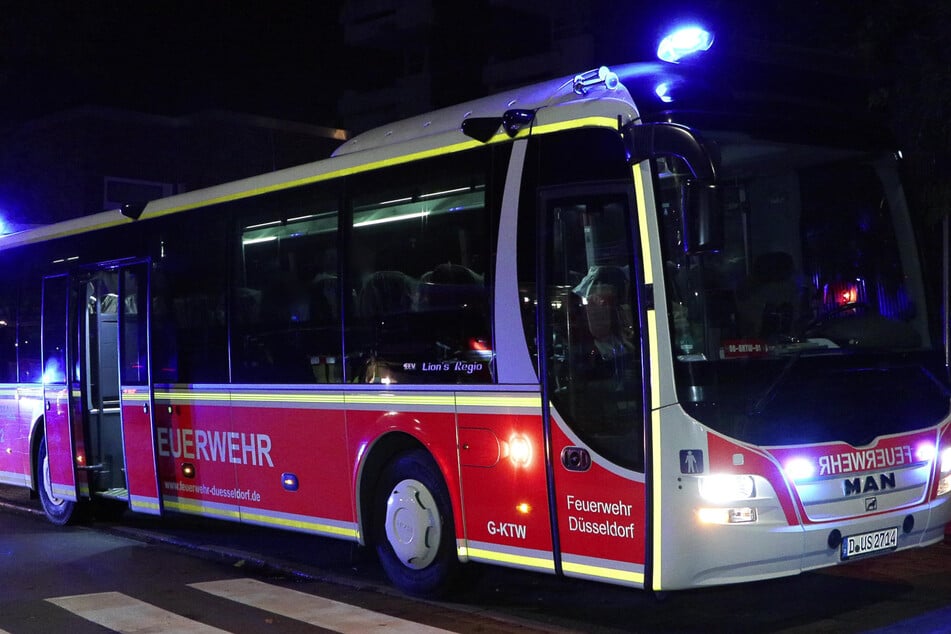 Die Bewohner des Gebäudes mussten dieses verlassen und wurden in einem Bus versorgt.