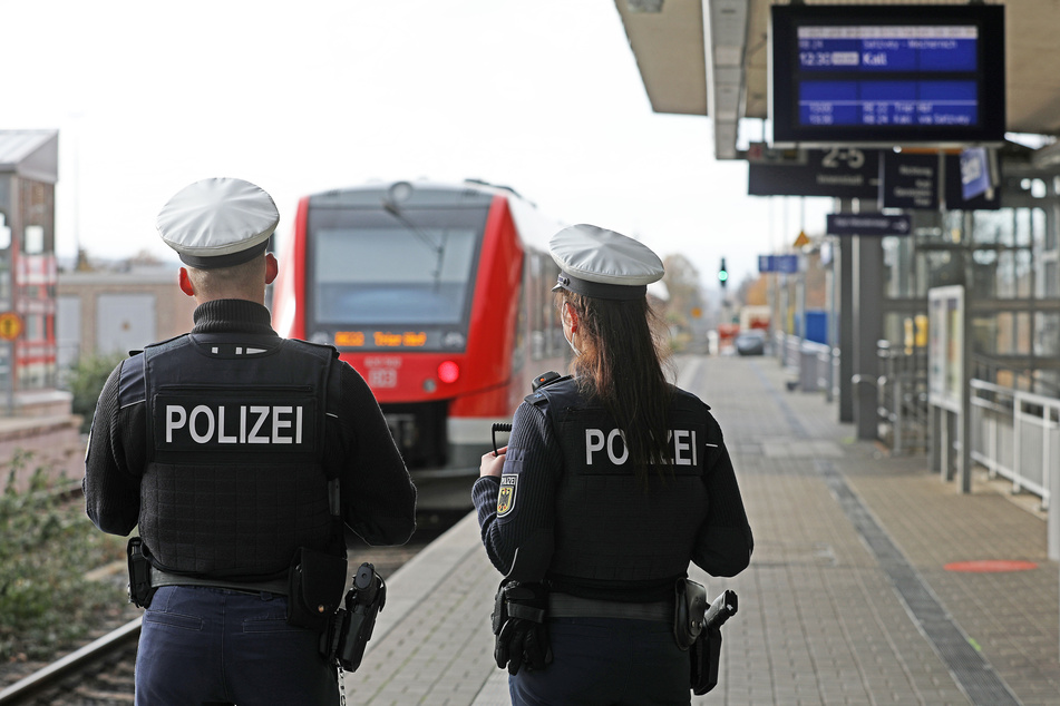 Die Bundespolizei kontrolliert regelmäßig die Einhaltung der Maskenpflicht in Zügen und im Bahnhof. (Symbolfoto)