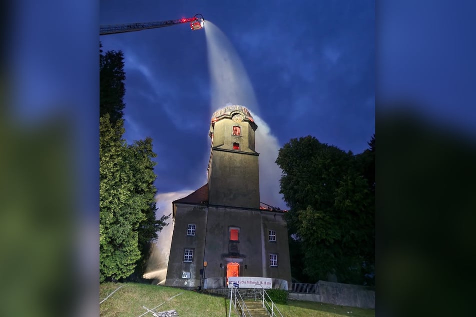 Mit der Drehleiter versuchte die Feuerwehr den Turm zu löschen.