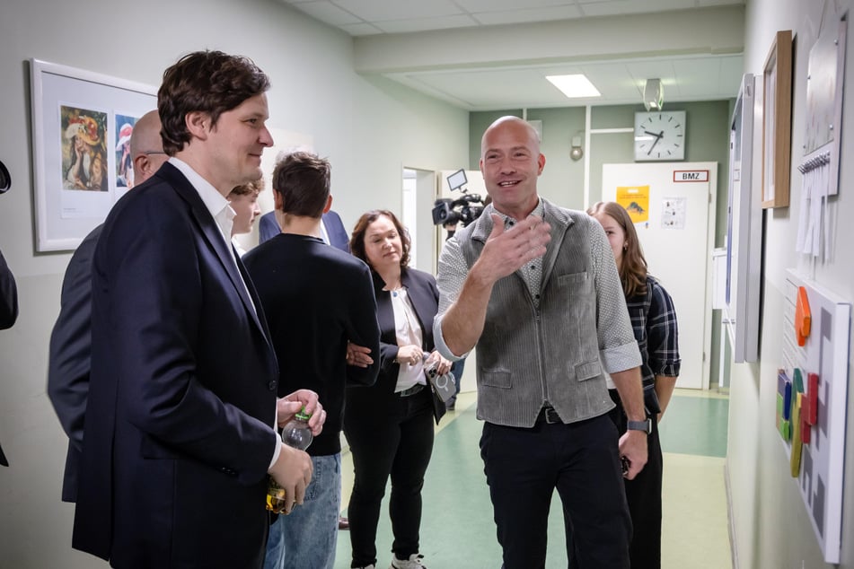 Direktor Carsten Mai (r.) führte Minister Conrad Clemens (42, CDU, l.) durchs Schulhaus. Mai ist dankbar, dass seine Schule bei dem Projekt mitmachen kann.
