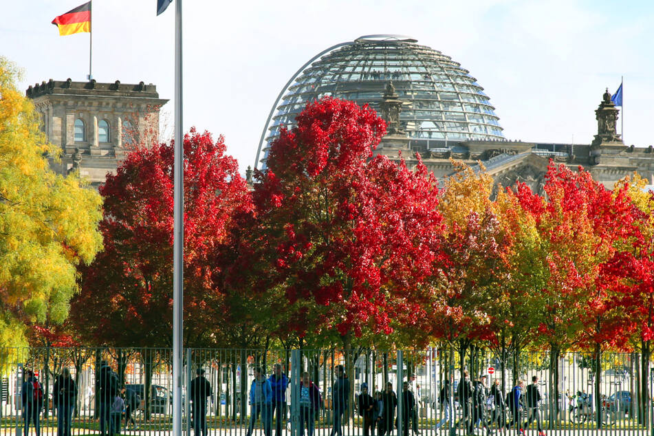 Bei angenehmen 17 Grad genießen Berliner und Touristen das Herbstwetter am Kanzleramt.