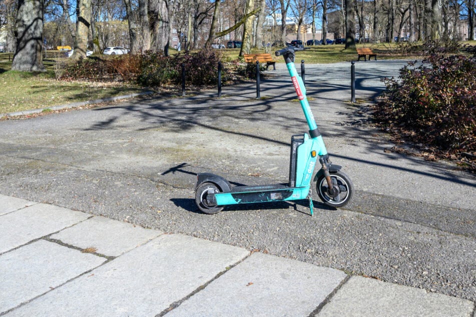 Der verstorbene Rentner fuhr auf einem E-Roller.