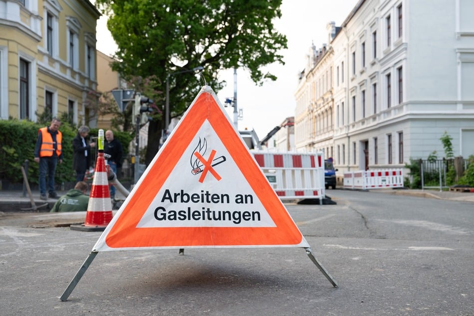 Im Zuge einer aufwendigen Maßnahme wurde in der Nacht die Gasversorgung rund um das eingestürzte Wohnhaus abgeschaltet.