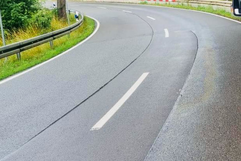 Wegen Ölspur: Auto kommt ins Schleudern und kracht in Gegenverkehr