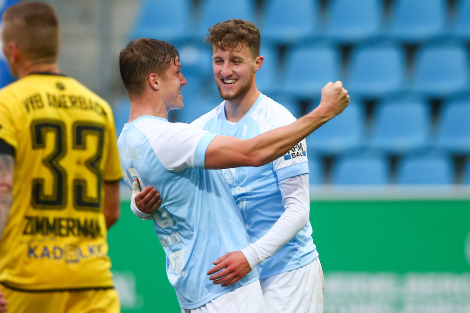 Lukas Aigner und Tim Campulka (r.) bejubeln das 4:0 für den Chemnitzer FC.