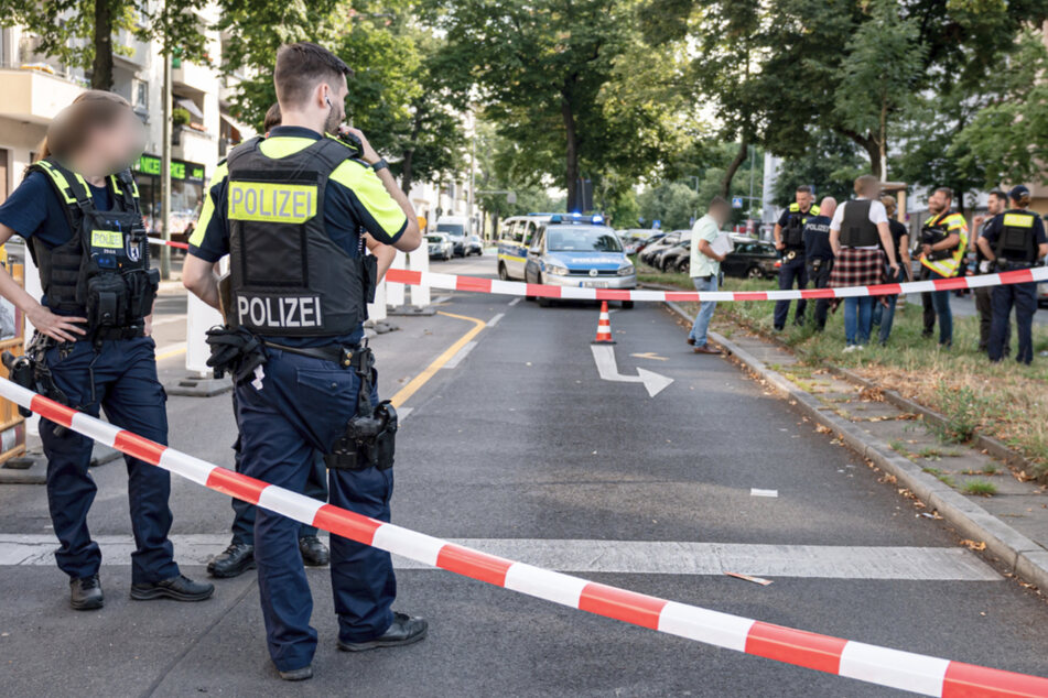 Dei Frau soll auch auf die Polizeikräfte losgegangen sein.