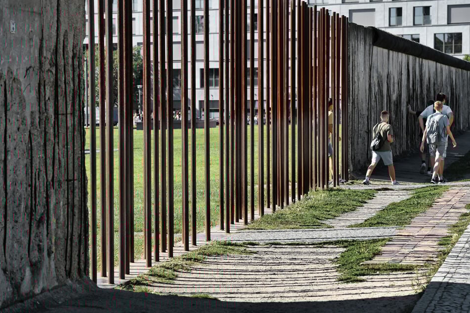 Mit der massiv gesicherten Berliner Mauer schloss die DDR-Führung bis 1989 die Grenzen nach West-Berlin.