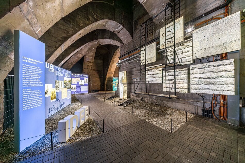 Bildtafeln und historische Objekte gewähren einen Einblick in die monumentale Vergangenheit des Denkmals.
