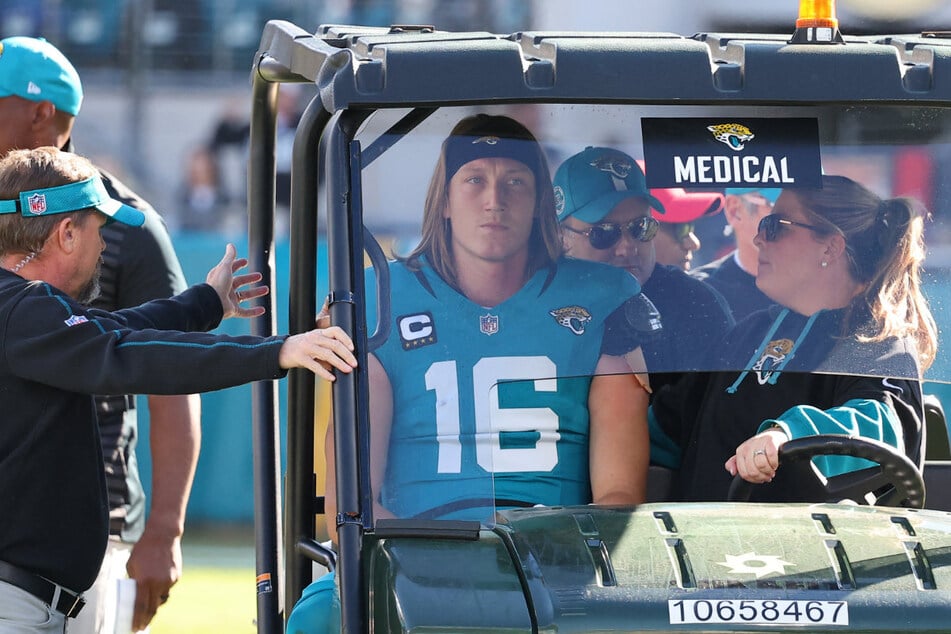 Hat für einen First Down zu viel riskiert und wurde hart erwischt: Jaguars-Quarterback Trevor Lawrence ist hoffentlich bald wieder fit.