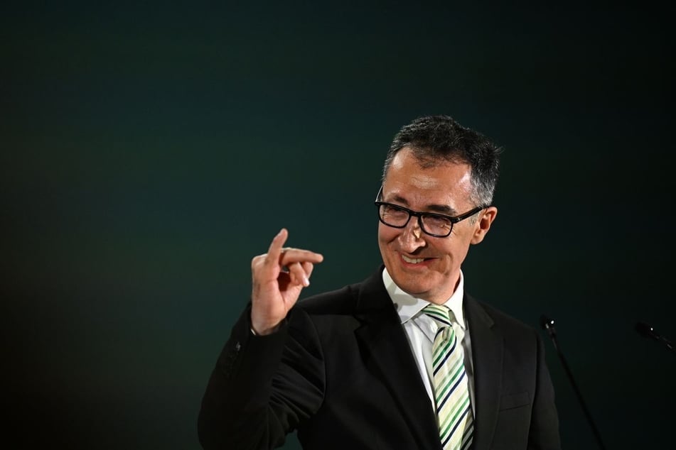 Cem Özdemir (60, Grüne) freut sich über das Wahlergebnis.