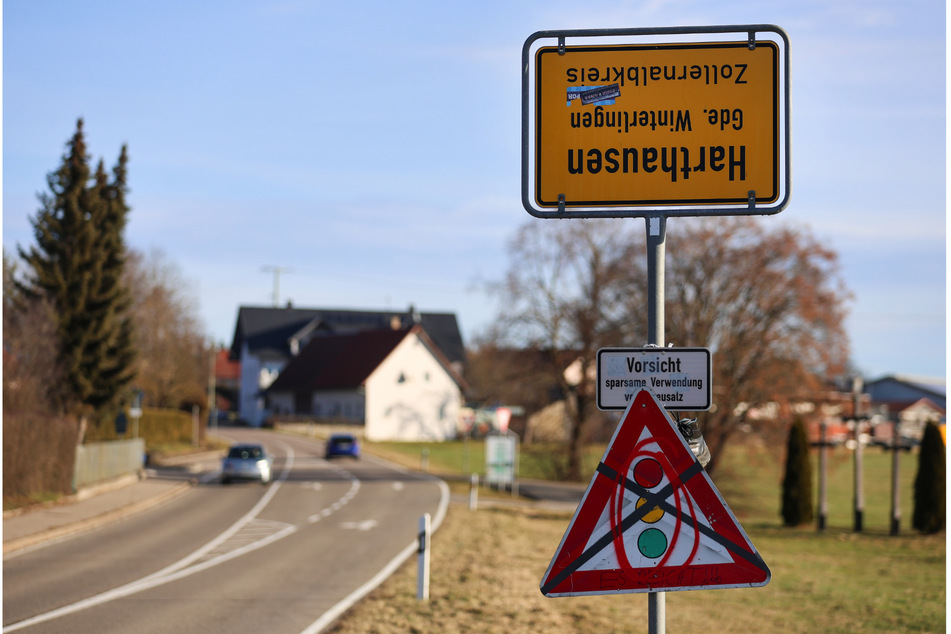 Unbekannte haben das Ortsschild von Harthausen umgedreht. Darunter ein durchgestrichenes Ampel-Verkehrsschild.
