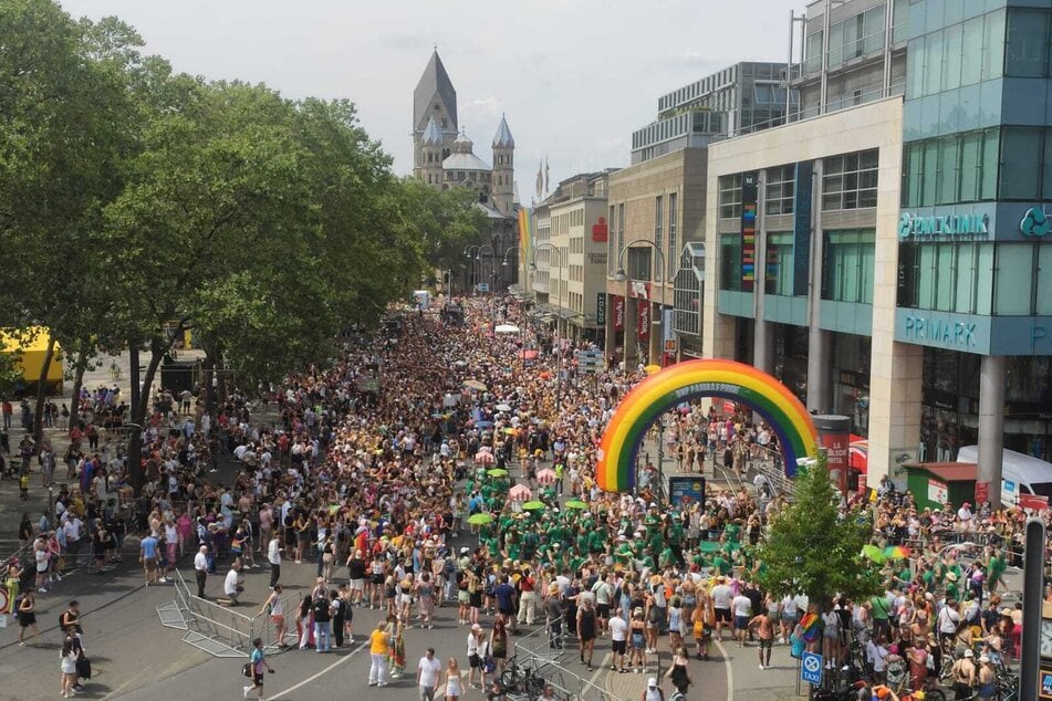 Die CSD-Parade ist am späten Sonntagmittag auf dem Kölner Neumarkt angekommen.