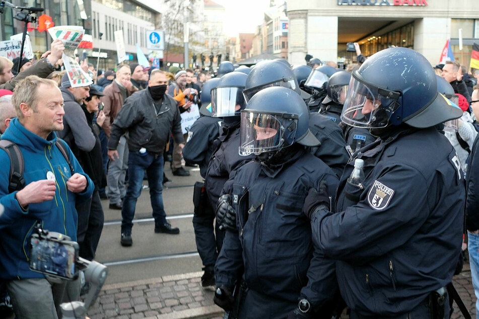 November 2021: Die Polizei steht Corona-Kritikern auf dem Leipziger Augustusplatz gegenüber.