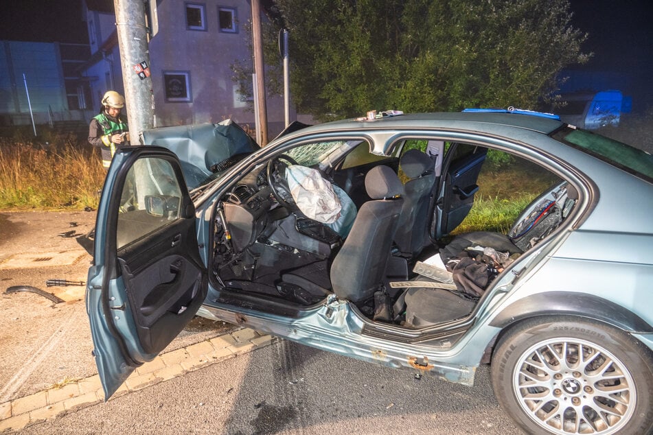 Fahrer und Beifahrerin mussten aus dem Fahrzeug befreit werden.
