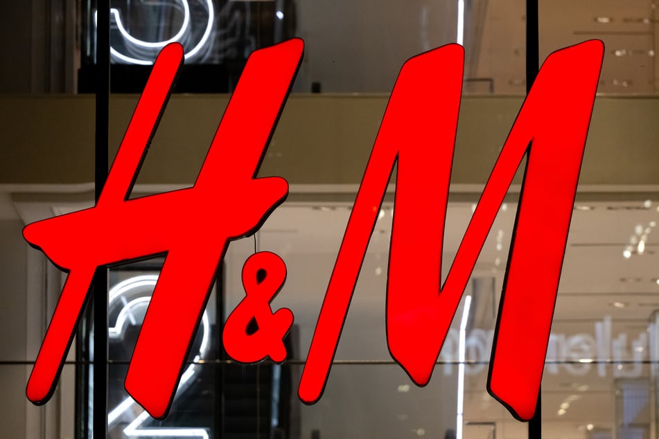 Mitarbeitende der Modemarke "H&amp;M" streiken am Mittwoch in Hamburg.