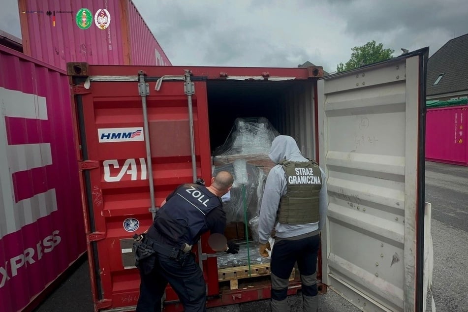 Die Einsatzkräfte fanden die Drogen als sie den Container durchsuchten.