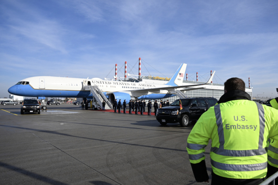 Kamala Harris, die Vizepräsidentin der USA, kommt vor Beginn der Münchner Sicherheitskonferenz (MSC) am Flughafen an.