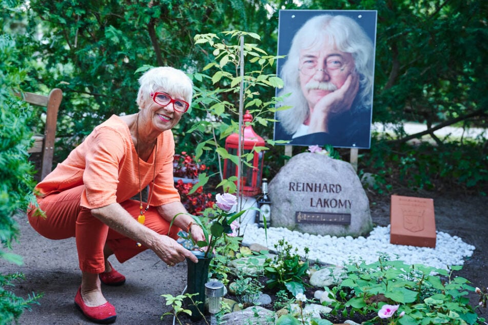 Monika Ehrhardt-Lakomy (74) stellt eine Rose ans Grab ihres Mannes Reinhard Lakomy (†67).