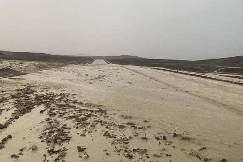 Seltener Anblick im Death Valley: Der Highway 190 ist total überflutet.