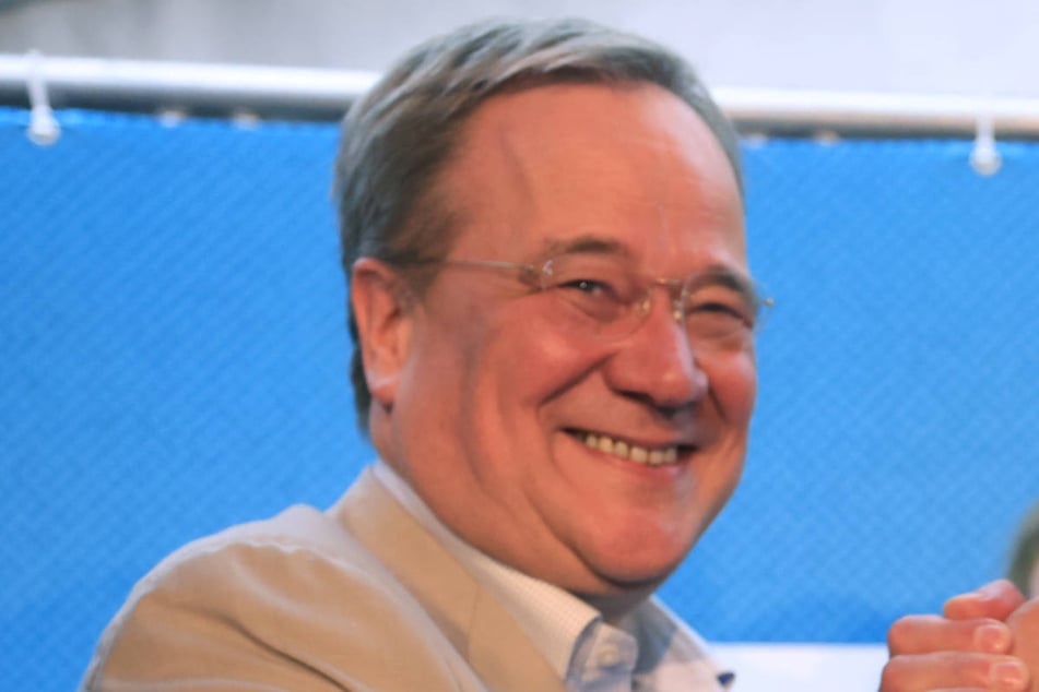 Armin Laschet (64, CDU) konnte sich eine Spitze gegen Kai Wegner nicht verkneifen.