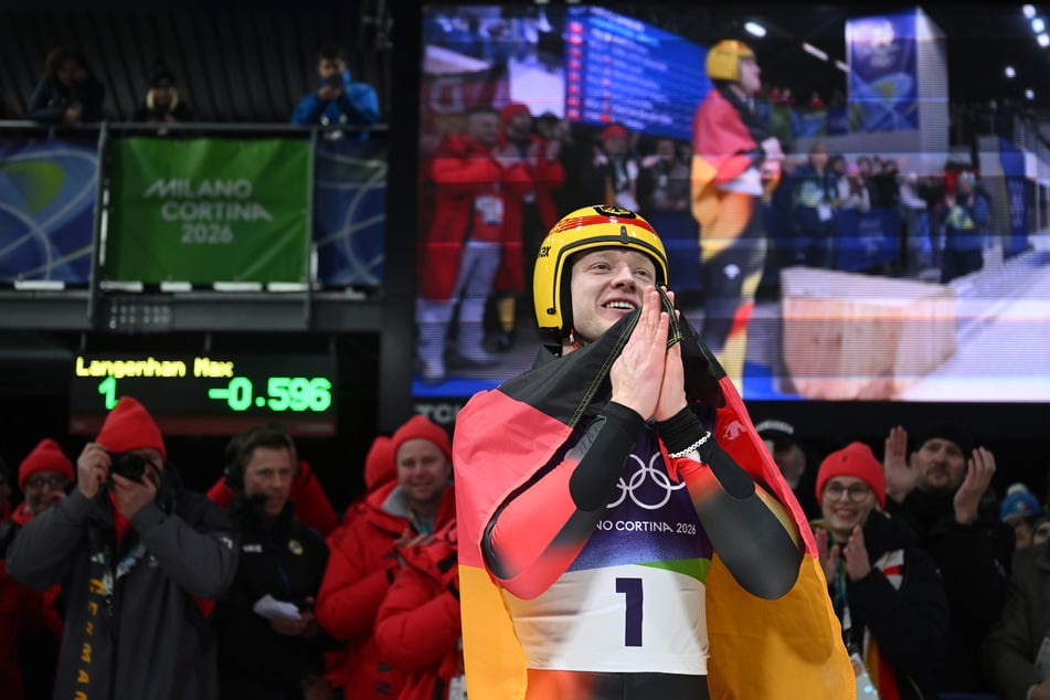 Max Langenhan mit der Deutschlandfahne nach seinem Olympia-Triumph.