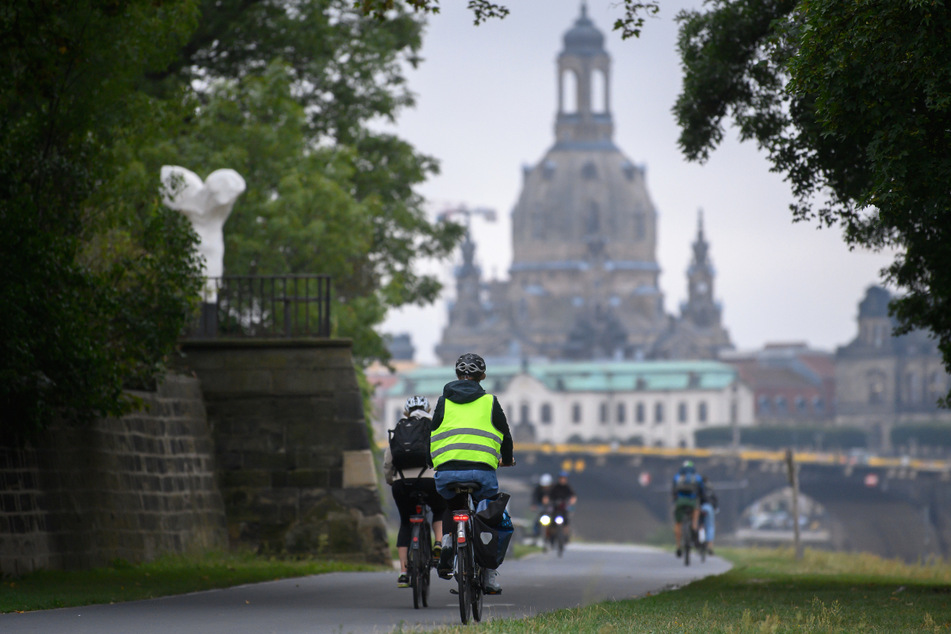 Radfahrer genießen das frühlingshafte Wetter in Dresden.