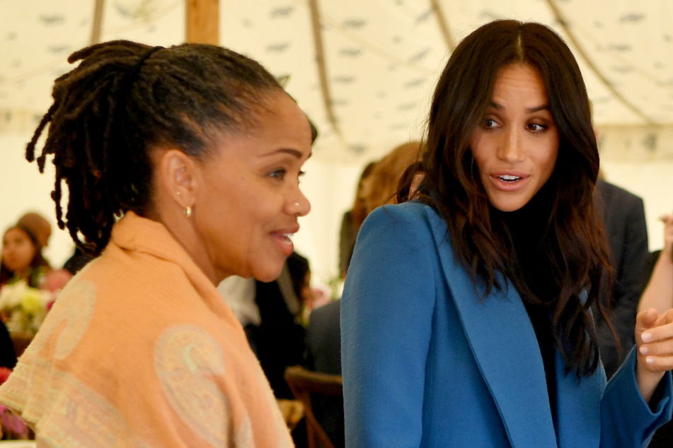 Herzogin Meghan (38) darf sich nun über die Unterstützung ihrer Mutter Doria Ragland (63) freuen.
