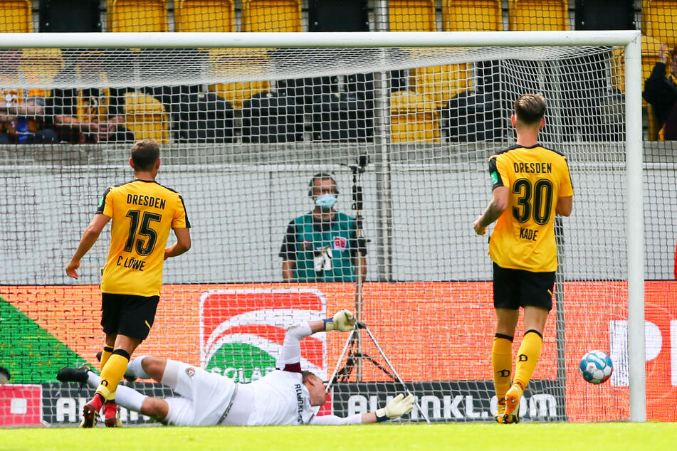 Der SC Paderborn deckte Dynamos Defensivschwächen gnadenlos auf. Keeper Kevin Broll (M.) war schon in der 26. Minute das dritte Mal geschlagen.