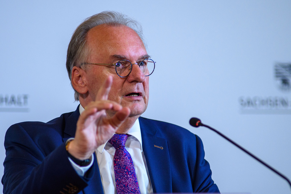 Sachsen-Anhalts Ministerpräsident Reiner Haseloff ist gegen Bußgelder für Masken-Verweigerer aber für das umstrittene Beherbergungsverbot.