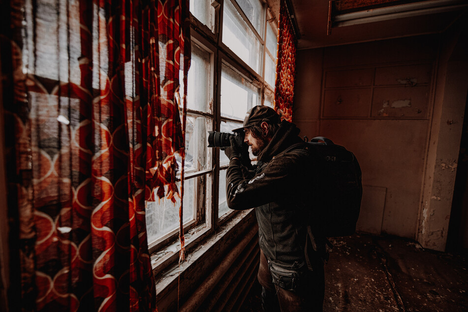 Markus Zabel (31) ist Fotograf aus Leidenschaft. Er begeistert sich für verlassene Gebäude und hält deren Verfall auf seinen Bildern fest.