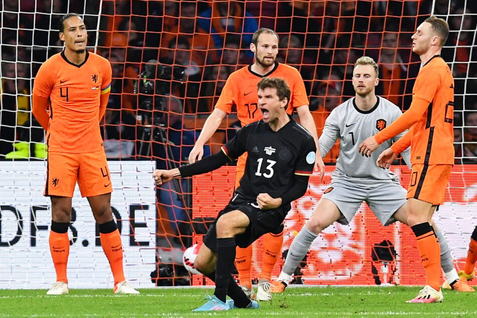 Thomas Müller (im schwarzen Trikot) schoss Deutschland gegen die Niederlande in Führung.
