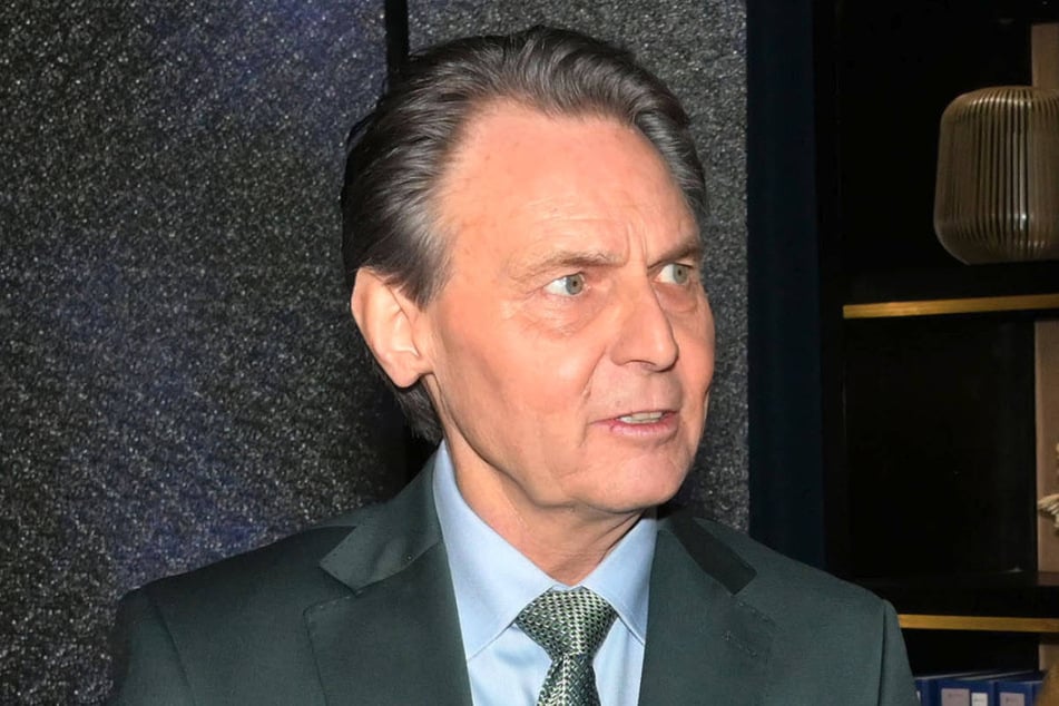 Joachim geht in die Offensive und überrascht Yvonne mit einem Liebesgeständnis.