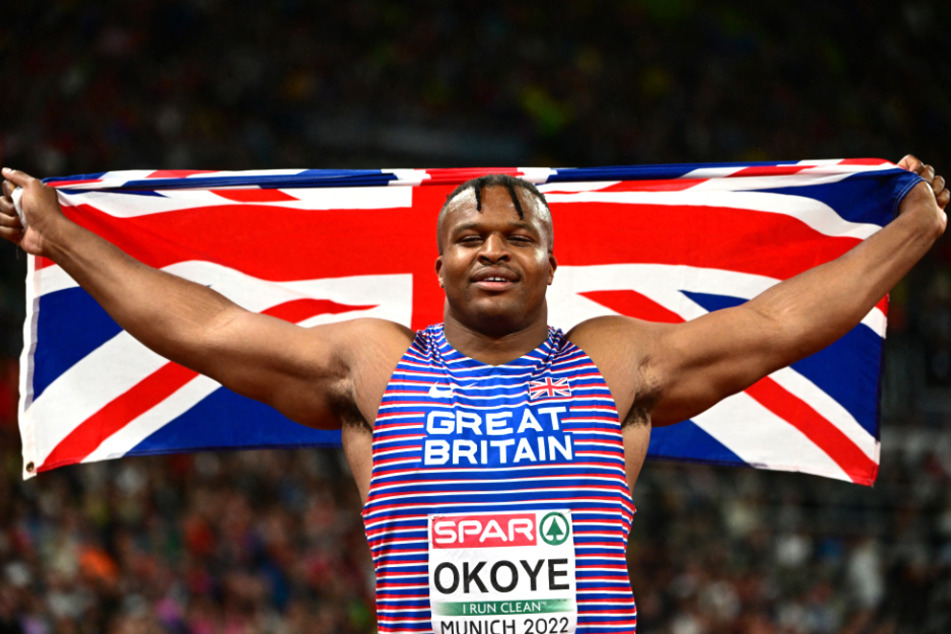 Lawrence Okoye (31) nach seinem Bronze-Gewinn bei der Leichtathletik-Europameisterschaft 2022 im Münchner Olympiastadion.