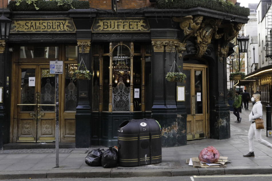 Ein Mann geht an einem geschlossenen Pub in Covent Garden im Zentrum von London.