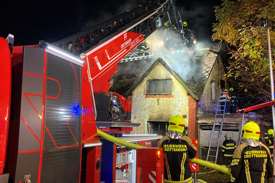 Haus in Tschechien in Flammen: Feuerwehren aus dem Erzgebirge im Einsatz