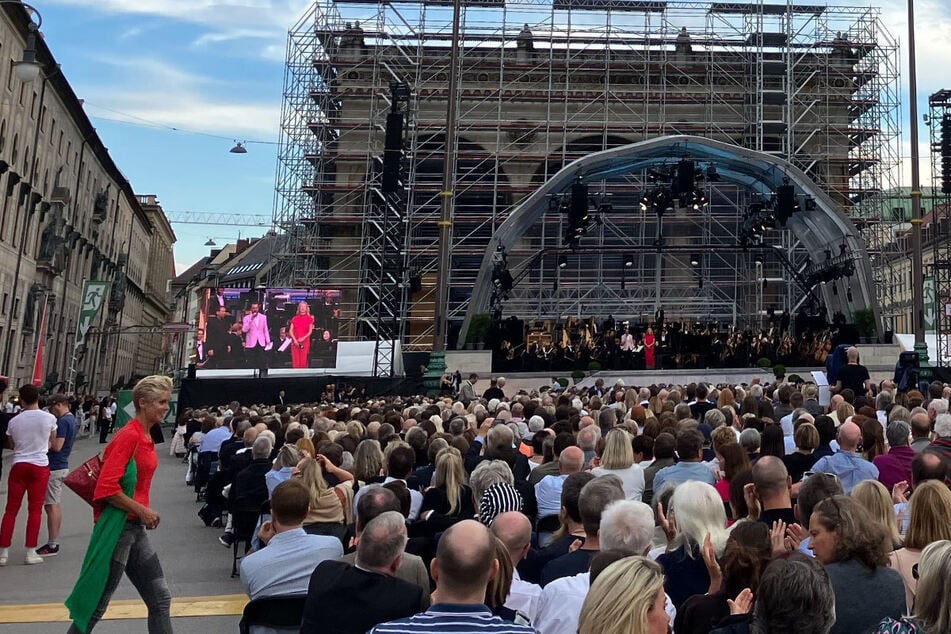 Rund 7000 Menschen sind zum Auftakt von "Klassik am Odeonsplatz" in die Münchner Innenstadt gekommen.
