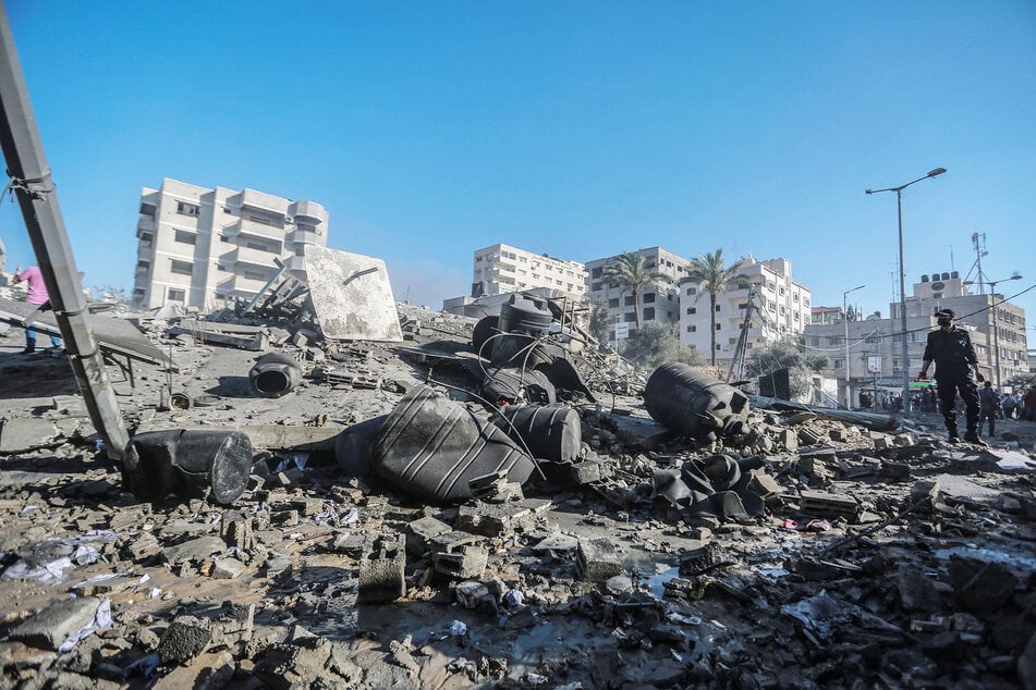 Die Überreste der "Production Bank", einer Einrichtung, die mit der Terrororganisation Hamas in Verbindung steht, nachdem sie von israelischen Luftangriffen zerstört wurde.
