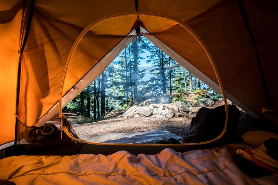 Wer viel Zeit drinnen verbringen muss, kann sich durch Poster, Prints oder Wandkalender mit tollen Camping- oder Naturmotiven den Outdoor-Flair zu sich holen.