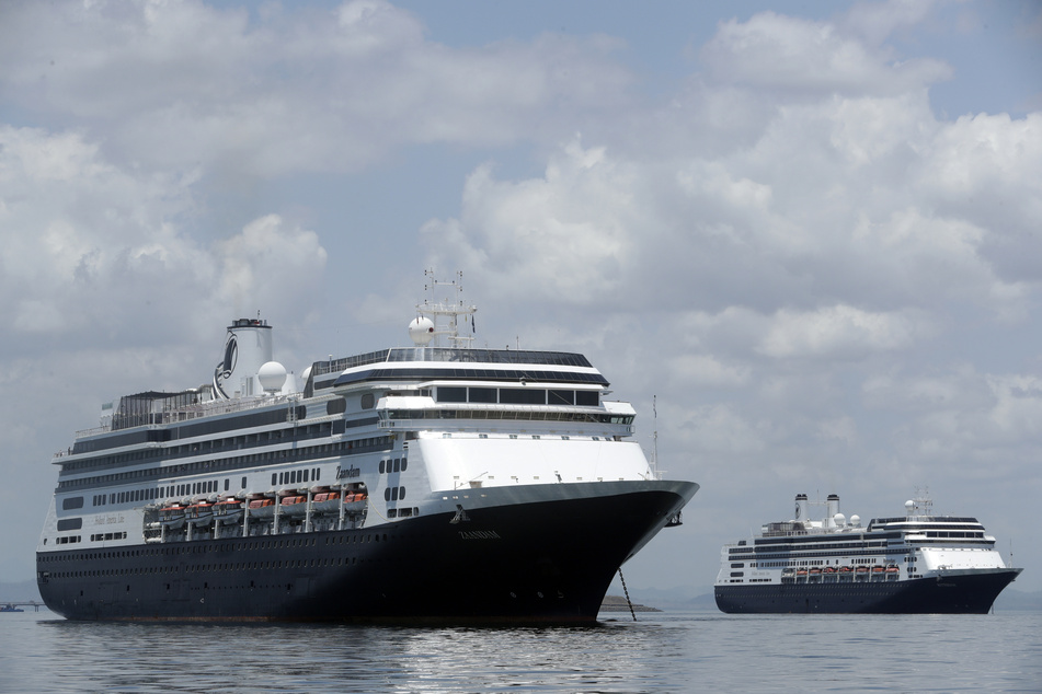  Das Kreuzfahrtschiff "Zaandam" steht vor der Küste von Panama. 