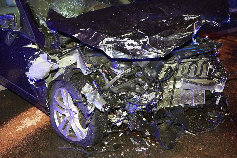 Betrunkener Mercedes-Fahrer sorgt für großes Trümmerfeld: Beifahrerin in Lebensgefahr!