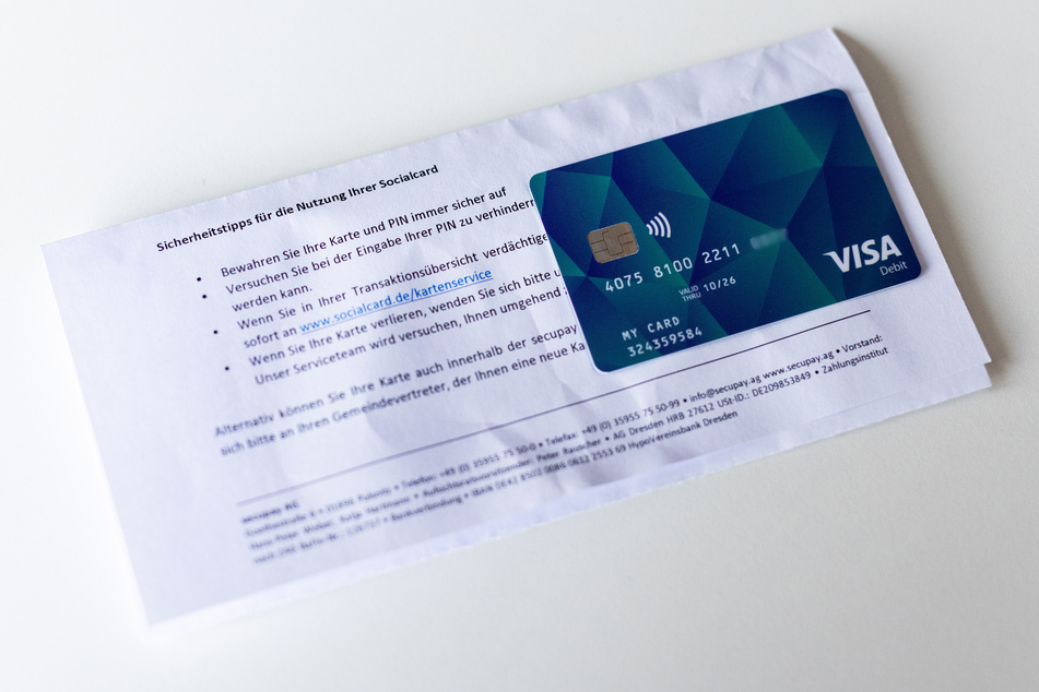 Die Bezahlkarten werden zunächst in drei bayerischen Landkreisen an Asylbewerber vergeben und so getestet.