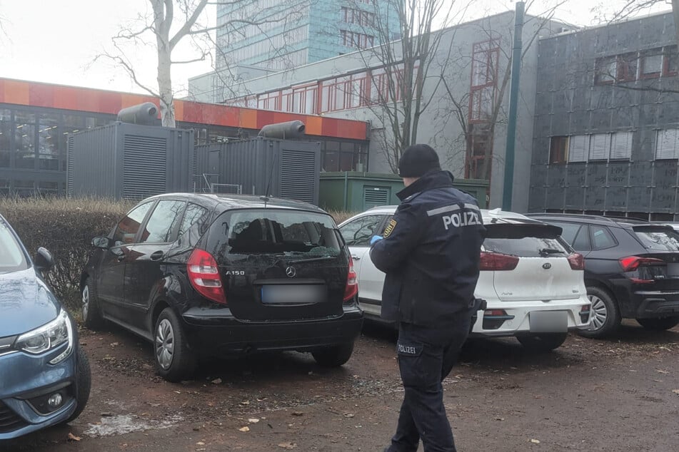 Am Neujahrsmorgen zählte ein Polizeibeamter die beschädigten Autos.