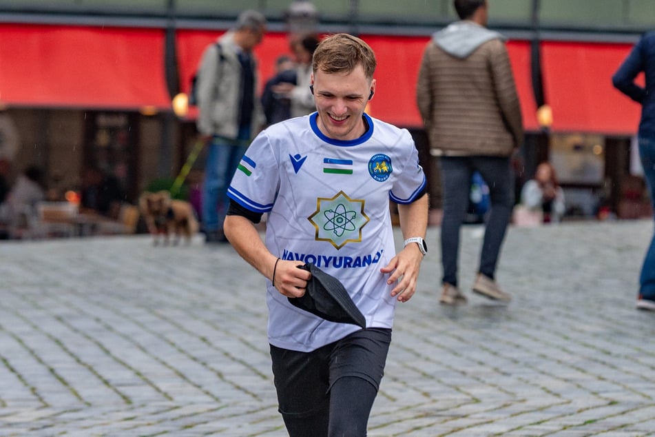 Um fünf Uhr morgens startete Mattis in Tschechien seinen Ultramarathon. Rund elf Stunden später, gegen 16.30 Uhr, erreichte er die Dresdner Frauenkirche.