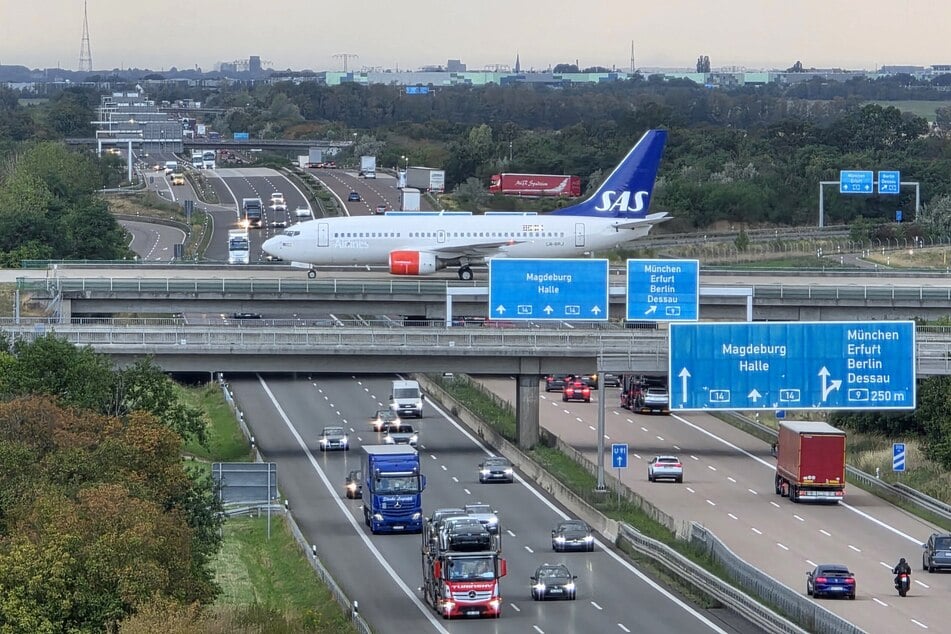 Die Boeing 737 der SAS rollt über eine Rollbrücke des Leipziger Flughafens. Im Inneren: 12 schwer verletzte Ukrainer und medizinisches Personal.