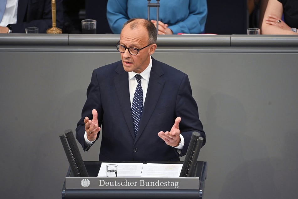 Bundeskanzler Friedrich Merz (69, CDU) spricht bei seiner Regierungserklärung im Plenum des Bundestags.