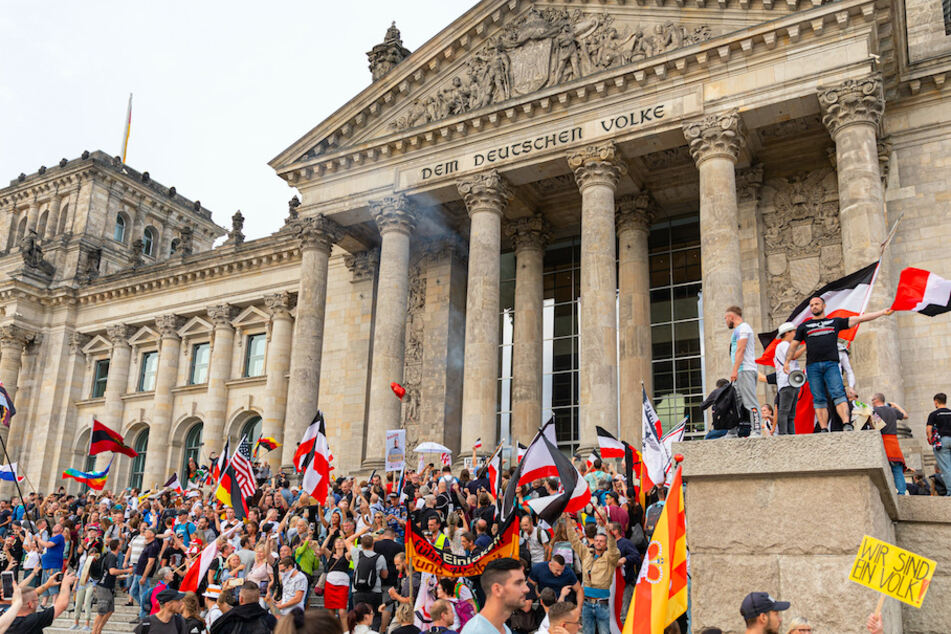 Nach einem Auftritt bei der Berliner Demo gegen die Corona-Maßnahmen, läuft gegen einen Augsburger Polizisten ein Disziplinarverfahren.