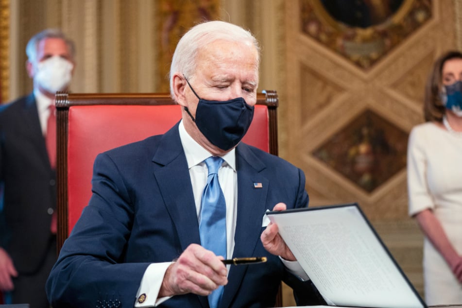 Joe Biden bei der Unterzeichnung von mehreren Dokumenten im Präsidentenzimmer des Kapitols.