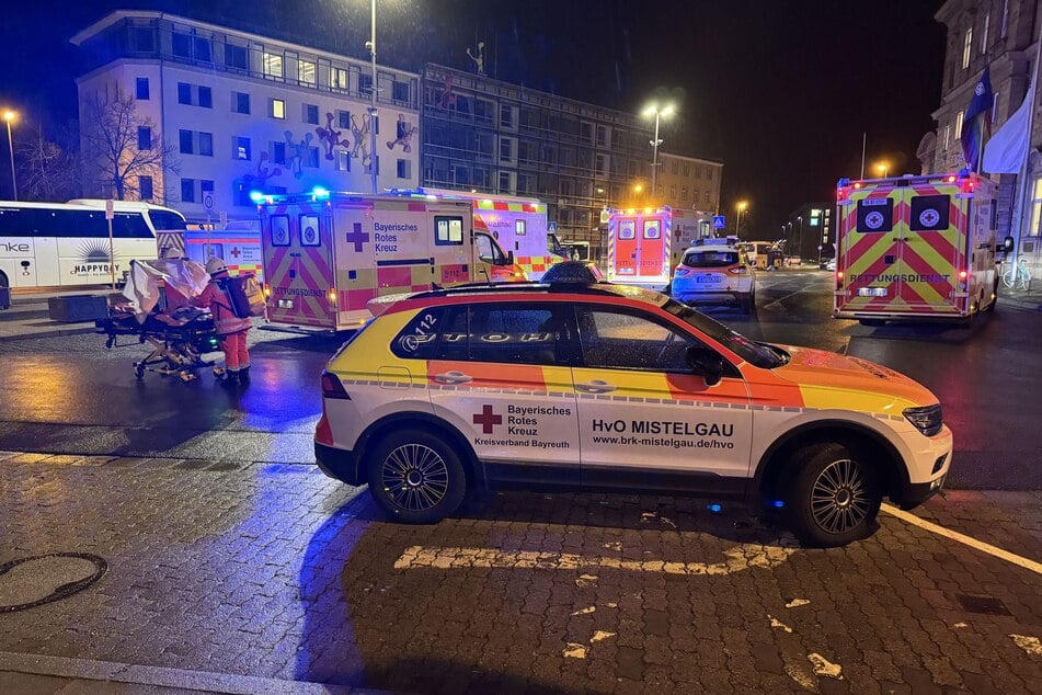 Zahlreiche Einsatzkräfte stehen vor dem Bahnhof in Bayreuth bereit.